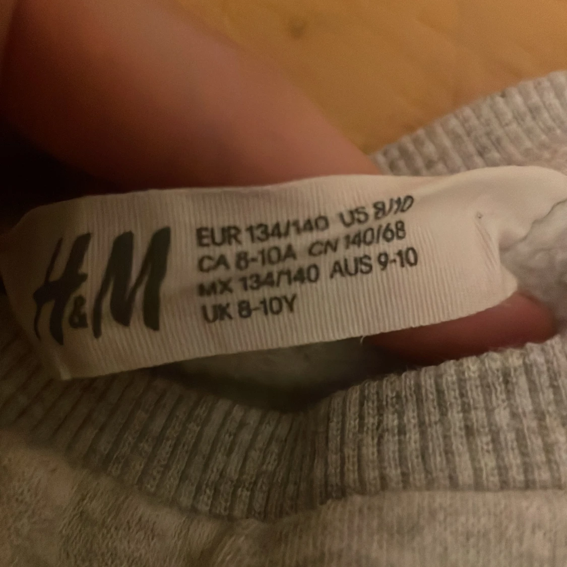 Grå sweatshirt med paljetter från H&M - 2