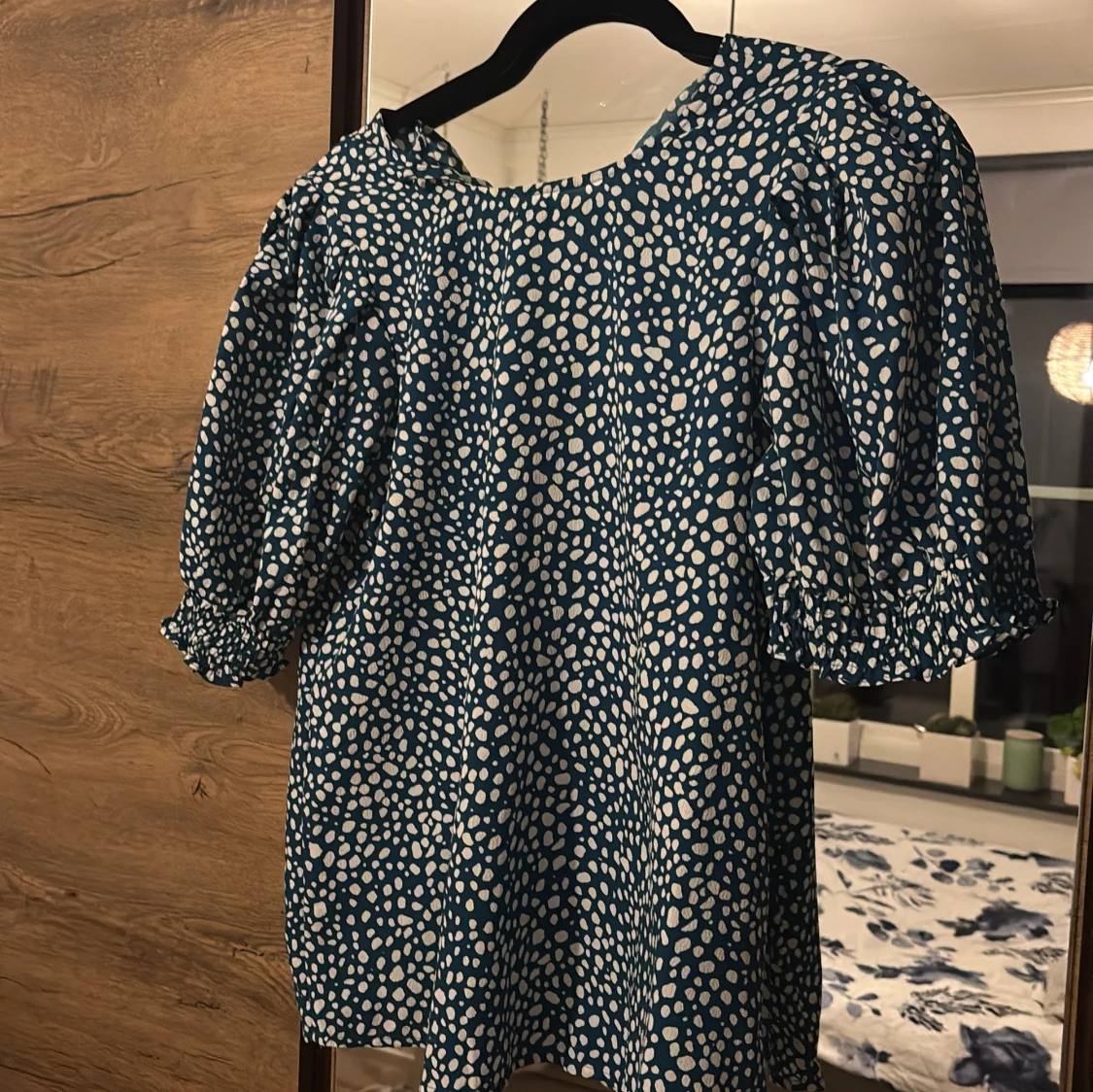 Blåvit prickig blus med puffärm