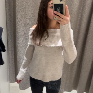 Beige offshoulder stickad tröja - Superfin beige stickad tröja från Gina Young som är off shoulder. Ny med prislapp🥰🥰 I strlk 146/152 men passar som xs också