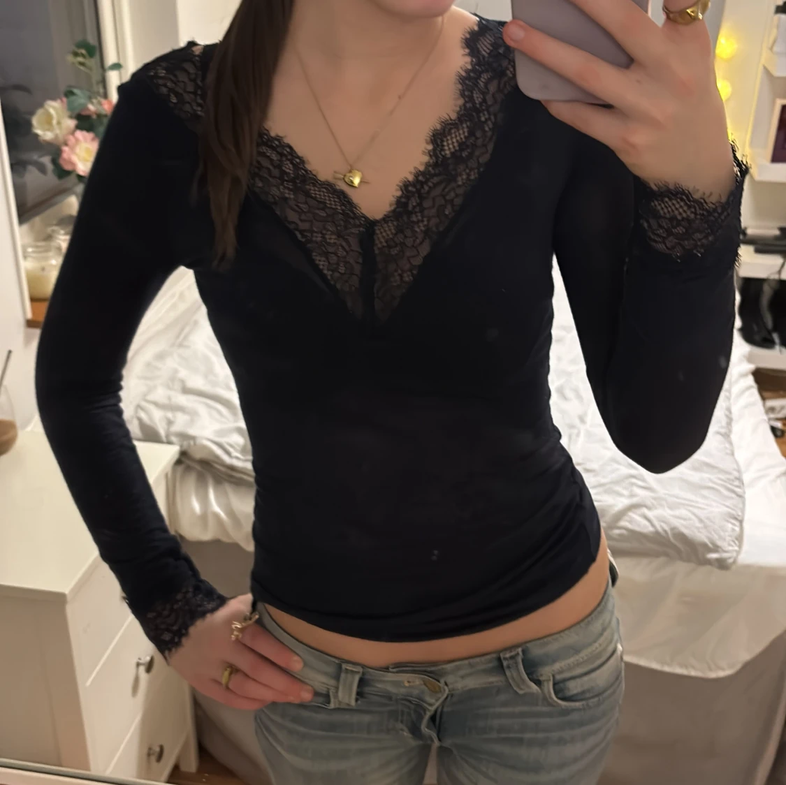 Mörkblå långärmad spetsblus