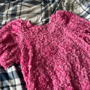 Rosa blommig blus från Holly & Whyte - Säljer en superfin rosa blus från Holly & Whyte. Pris kan diskuteras, knappt använd och ganska liten i storleken.
