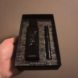 YSL parfymset med två flaskor - Stilrent parfymset från YSL med en större flaska (40ml) och en mindre spray (10ml). Perfekt för dig som vill ha en lyxig känsla i vardagen. Eau de Parfum varianten. Fräsch, enkel att gilla, kan inte gå fel med den. 