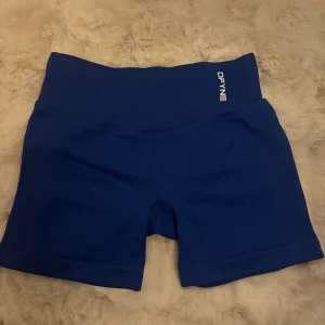 Blå träningsshorts från DFYNE - Säljer ett par DFYNE shorts som jag fick i present. Shortsen är i S men passar även xs. De är endast använda 2 gånger. Pris går att diskutera :)