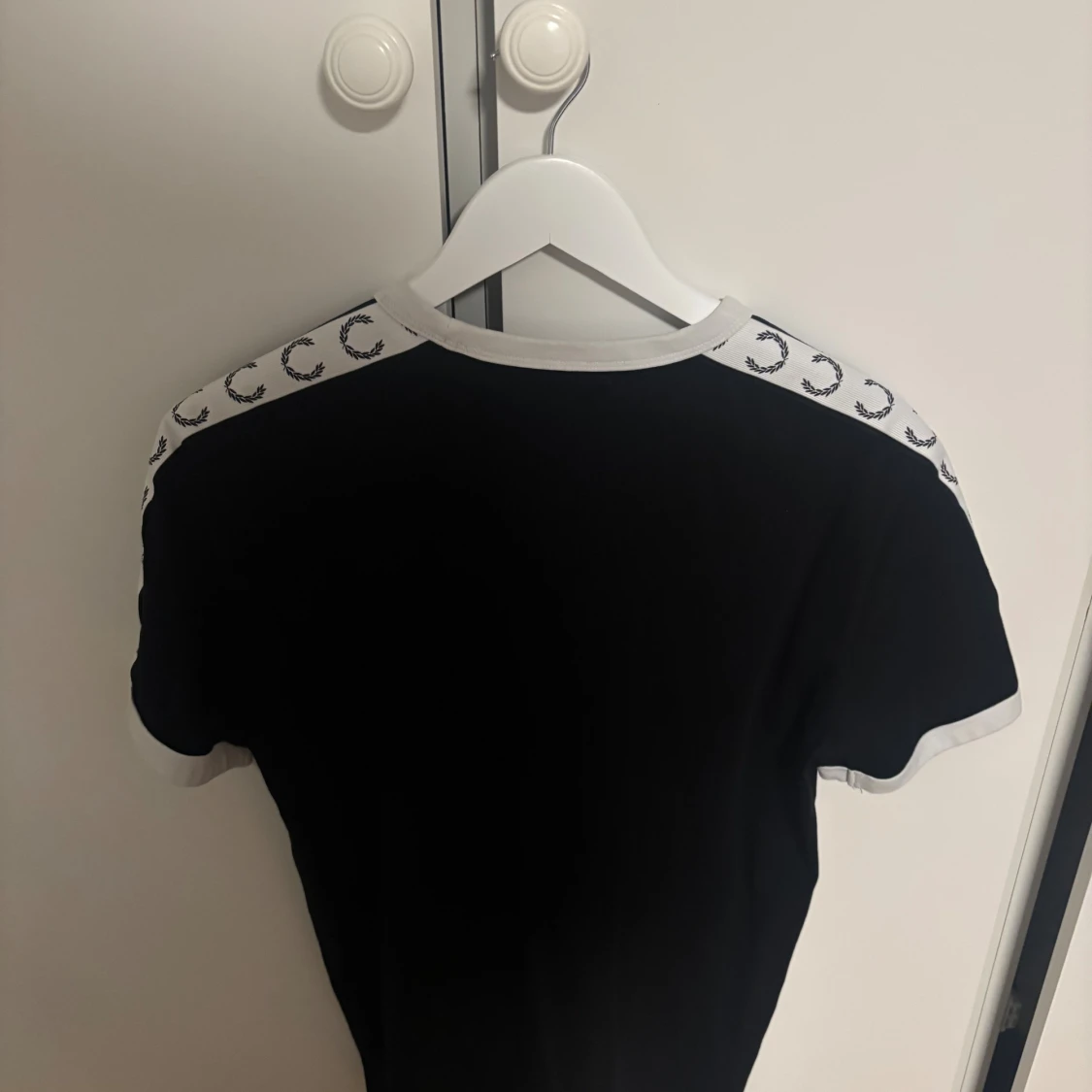Svart Fred Perry t-shirt med vita detaljer - 1