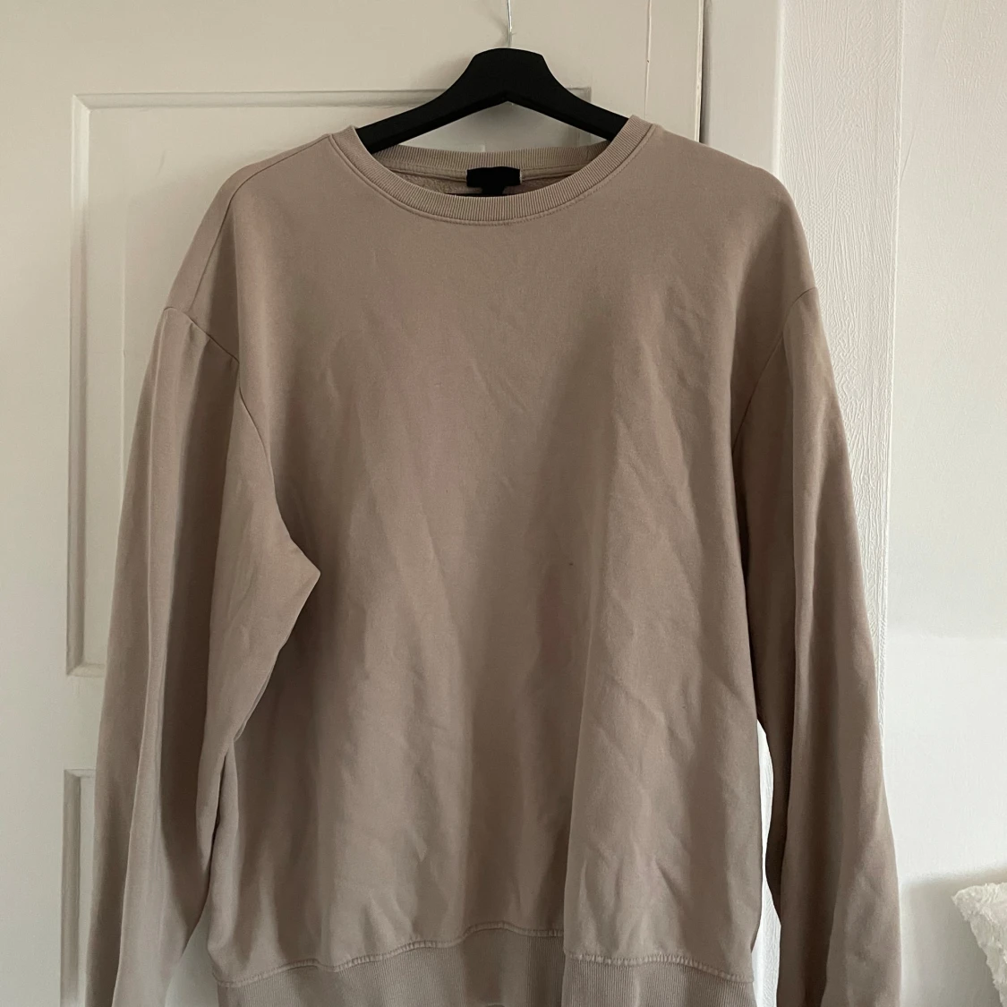 Beige sweatshirt med rund hals