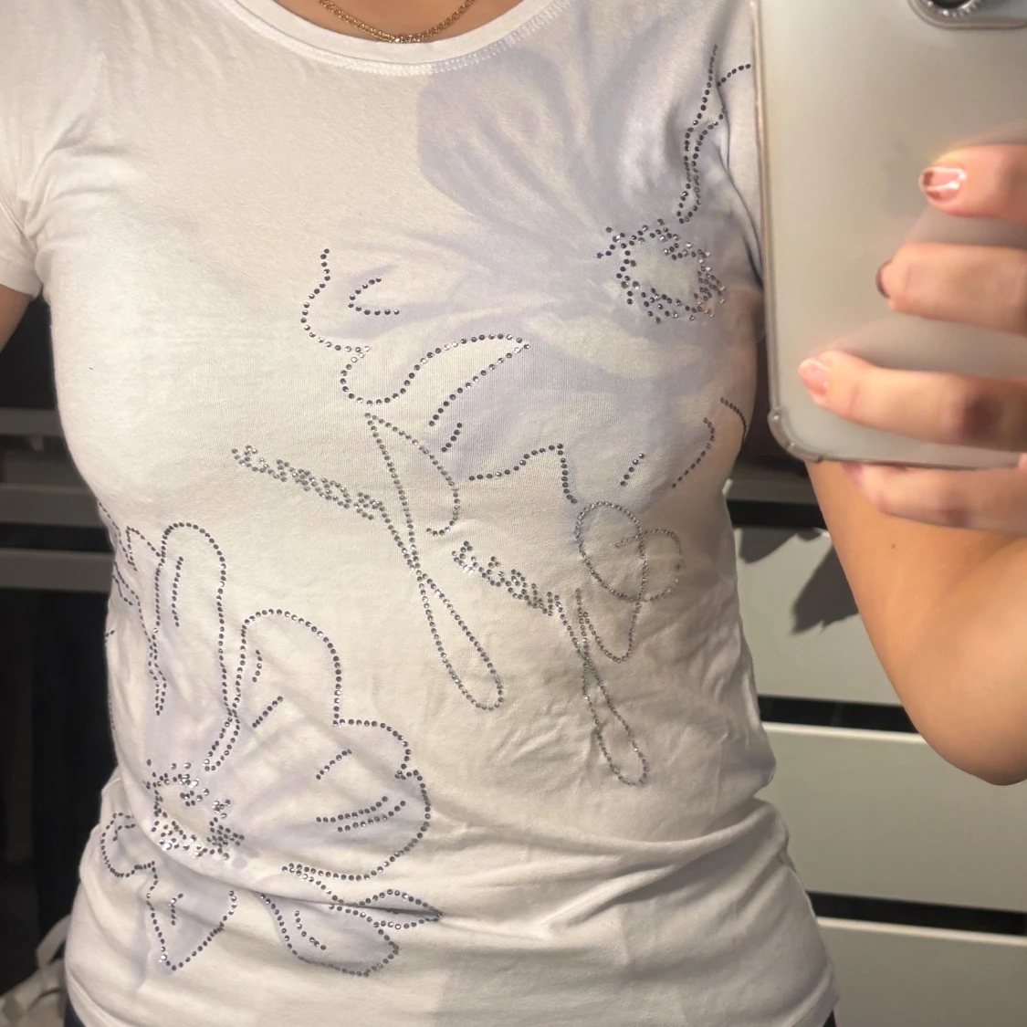 Vit t-shirt med blommor från Guess