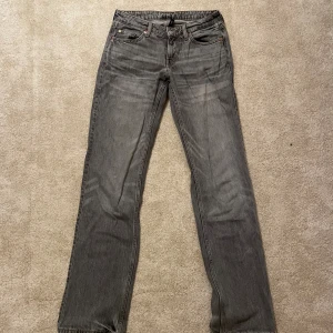 Grå Weekday Arrow Low Straight Jeans - Säljer dessa raka lågmidjade jeans från weekday! Modell ”arrow low straight”.