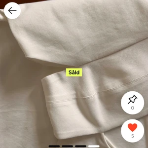 Vit kort klänning med smala axelband - En stilren vit kort klänning med smala axelband och rak halsringning. Klänningen har en enkel, figurnära passform och är tillverkad i ett mjukt bomullsliknande material. Dragkedja baktill för enkel påklädning. Perfekt för sommarens varma dagar, pris kan diskuteras. inte mina bilder!!!!