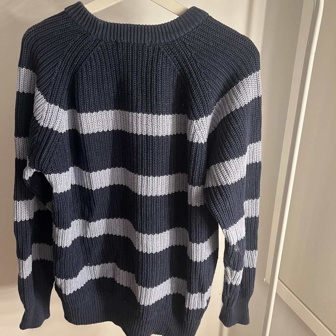 Randig stickad tröja i mörkblått och vitt - 1