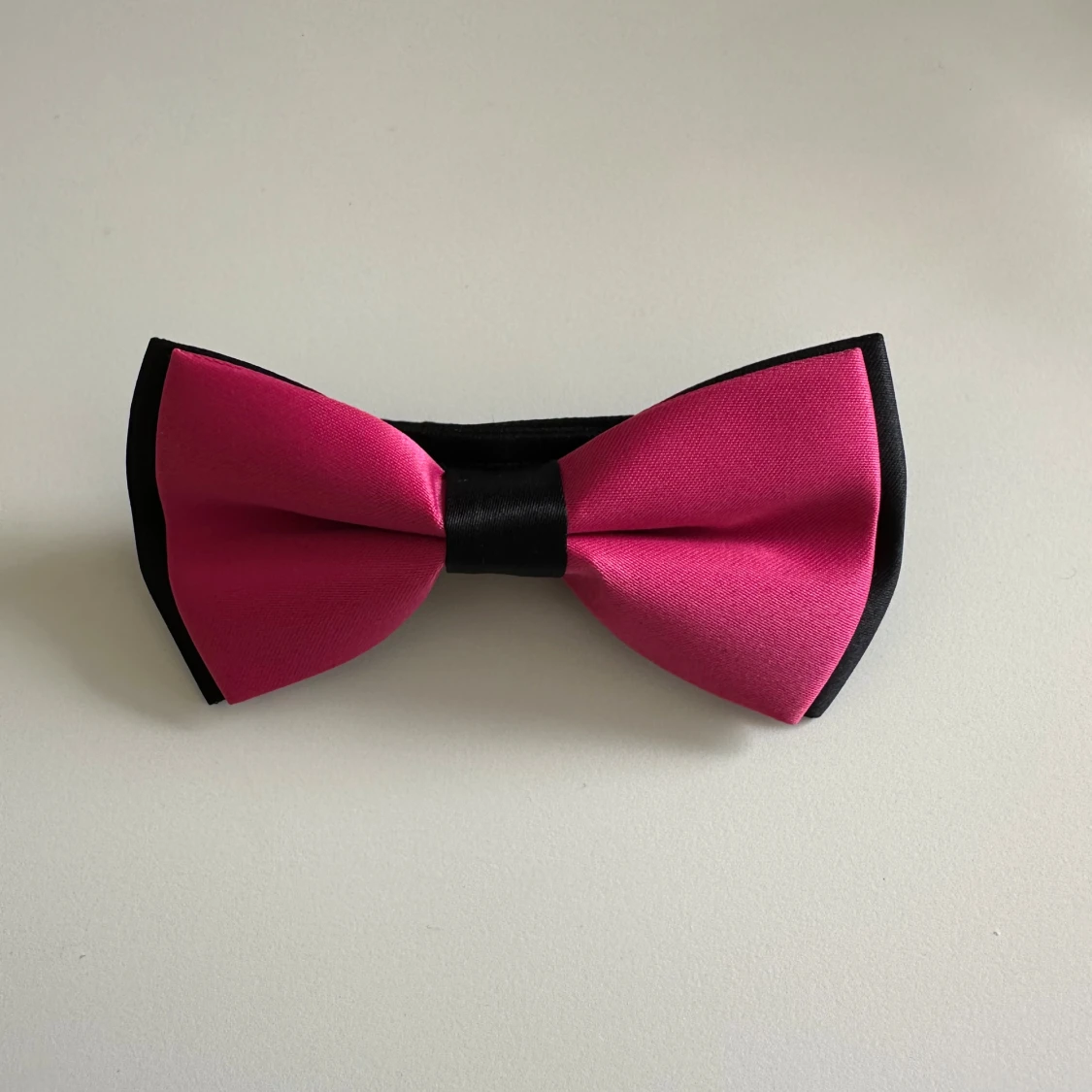 Svart och rosa fluga med justerbart band