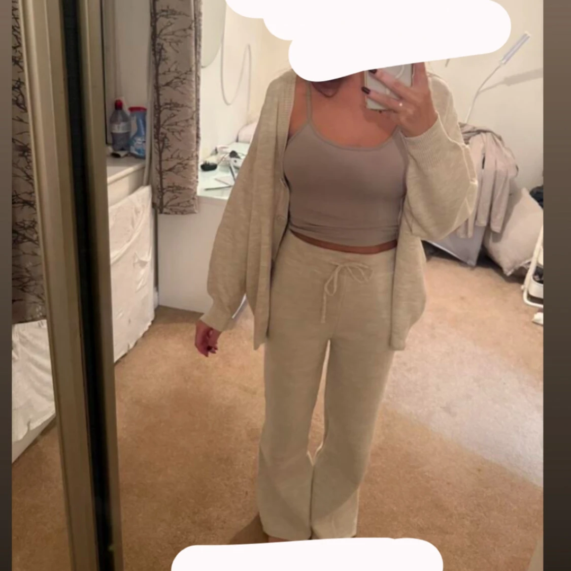Ett sett med beige mjukisbyxor & kofta - 1