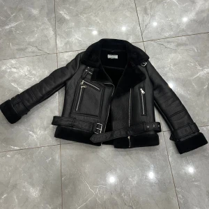 Hollies skinnjacka med päls - Hollies skinnjacka med päls på hela insidan.                           Storlek xs                                                                                   Ej animaliskt skinn eller päls                                                   Orginalpris 3500 kr                                                                 Håller en varm under vintern, mycket bra skick, funktionell med många fickor, silvriga detaljer.