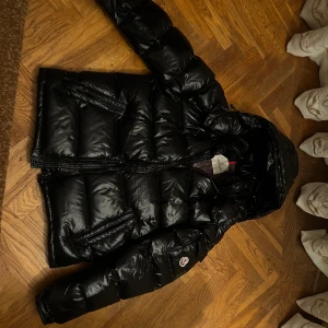 Moncler Maya (svart) - Moncler Maya jacka helt ny (svart, strl 3) Säljer en helt ny Moncler Maya i svart, storlek 3. Jag fick den av en vän men vet tyvärr inte om den är äkta eller inte, därför säljer jag den till ett lägre pris. Jackan är oanvänd och i perfekt skick riktigt snygg och varm modell, perfekt för vintern!