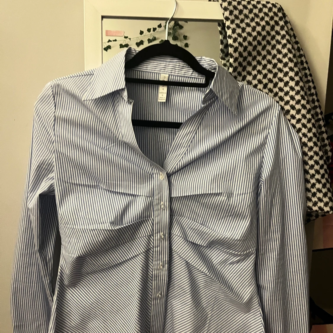 blå vitfigursydd skjorta