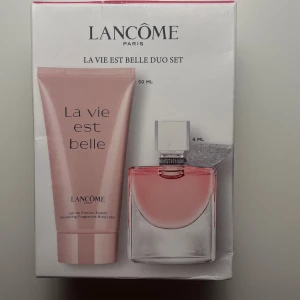 La Vie Est Belle Duo Set - Upptäck La Vie Est Belle Duo Set från Lancôme – en ikonisk parfym (4 ml) och matchande body lotion (50 ml). Perfekt för dig som vill ha en lyxig touch i vardagen. Tillverkad i Frankrike. Ingredienser listas på förpackningen.