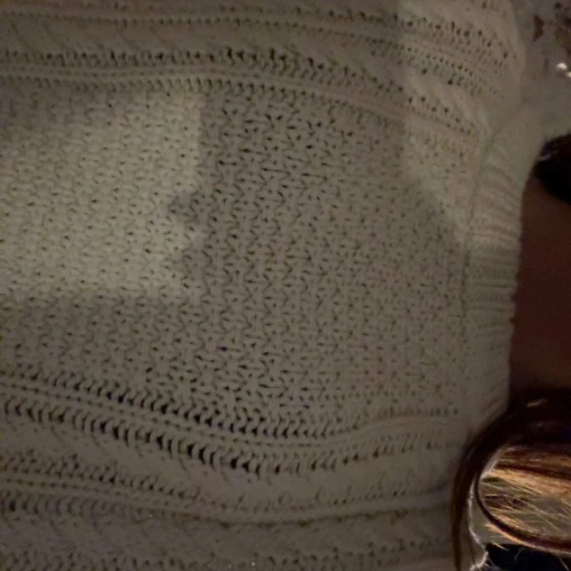 Beige stickad tröja med mönster - 1