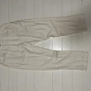 Linne byxor - Linnebyxor. Bra skick. Inga defekter. Hm och Zara. Beige,Blå,vit. 
