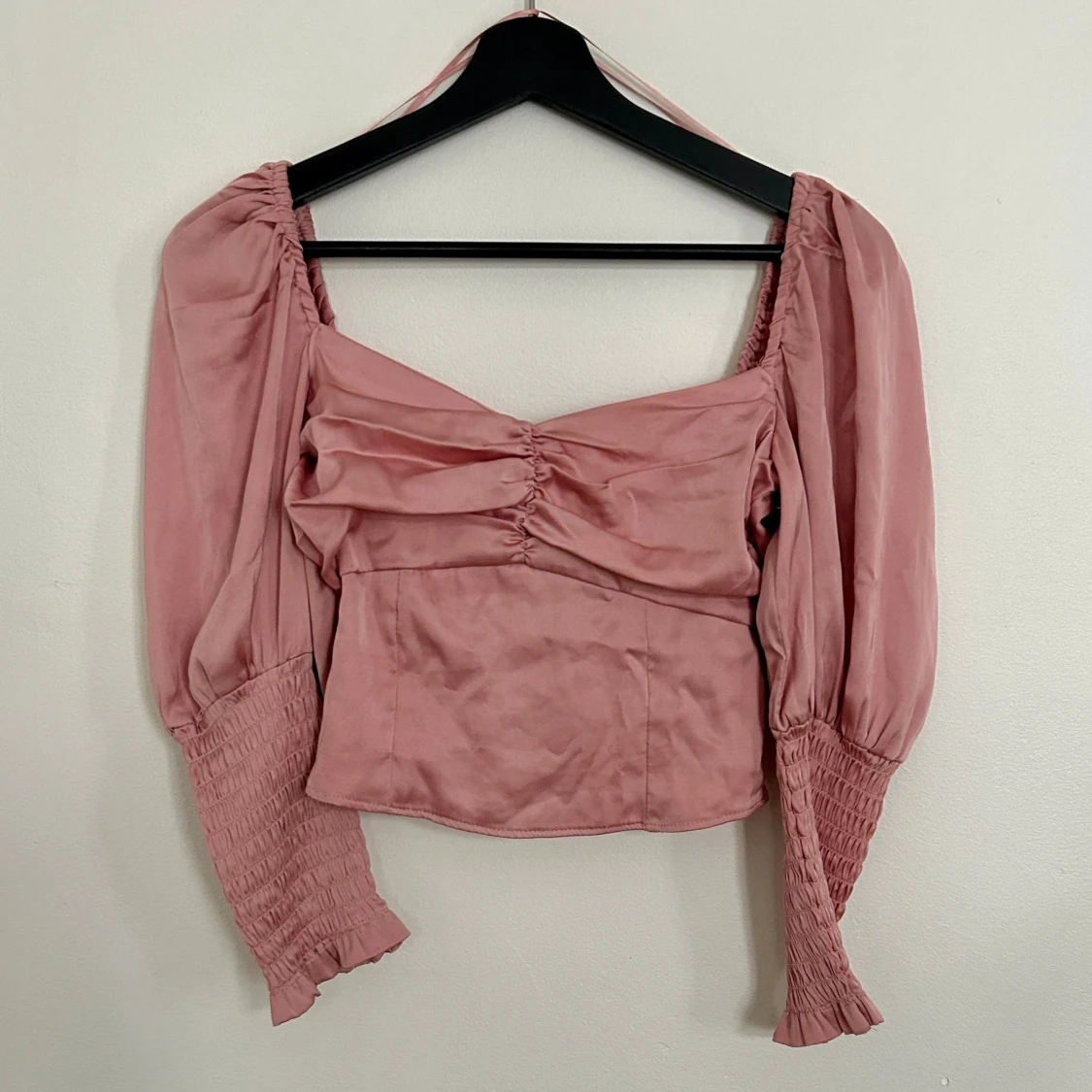 Crop top med puffärmar