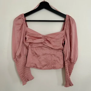 Crop top med puffärmar - Jättefin topp perfekt till fest! I mycket bra skick. 