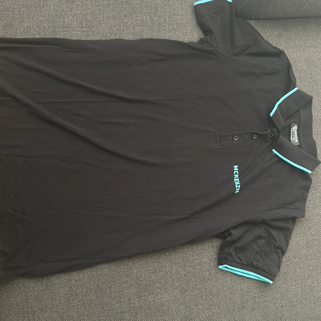 En svart skjorta med blåa märken  - 1