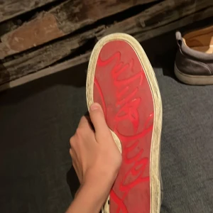 Gråa fin skor med röd sula som jag inte tycker om längre, använd ett par gånger men fortfarande jättebra skick bara lite smutsiga vid sulan men det tvättar jag vid tvätt. - Stiliga gråa sneakers med en stilig röd sula .