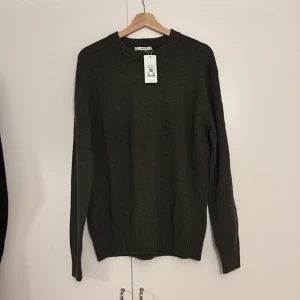 Varm ull stickad tröja för vintern.  - Skön mörk grön tröja som aldrig är använd.