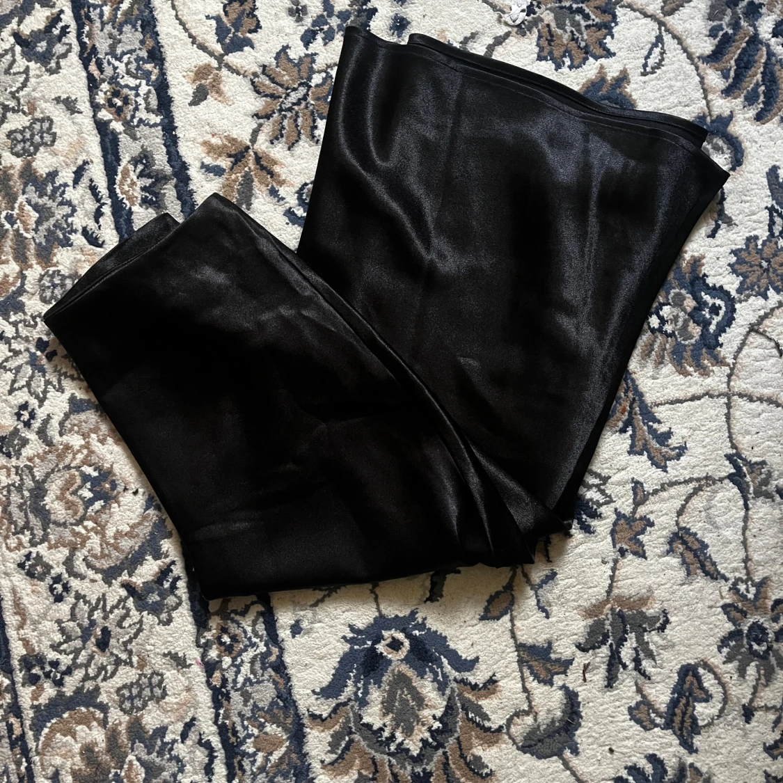 Svart midi satin kjol