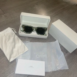 Gröna fyrkantiga solglasögon från CHIMI - Snygga solglasögon från CHIMI med transparent gröna, fyrkantiga bågar och svarta linser. Kommer med originalfodral, påse och box. Använda fåtal gånger, mycket fint skick och köpt för 1200kr från chimis hemsida!💞