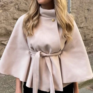 Beige Missay jacka  - Den är använd ett fåtal gånger men är fortfarande i jättebra skick! Det finns lite sminkfläckar på kragen som jag kan skrubba bort säkert. Skriv för fler bilder. 