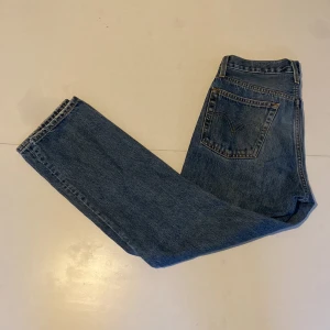 Levi's 501  - Ett par snygga jeans som behöver nytt hem. Säljer dessa pga förändring av stil, fraktar inom 12h. För fler bilder etc kom privat.👏👏