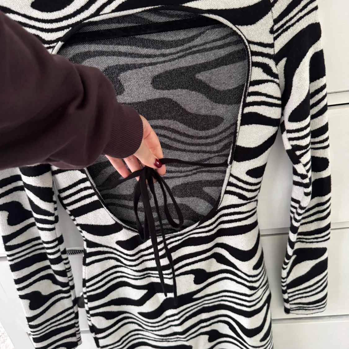 Zebramönstrad klänning från NA-KD - 3