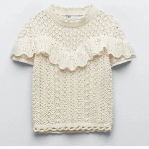 Beige virkad topp med volang  - En super gullig beige virkad topp från Zara i storlek L men sitter som en S! 💕
