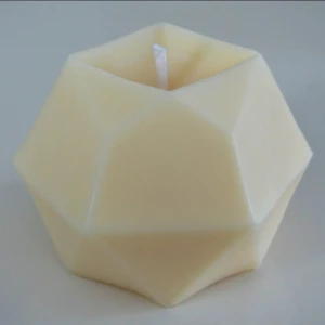 Ljus 100% stearin - Egengjord diamant format ljus i beige färg, kan även fås i vit färg med måtten 5 cm i höjd och 6 cm i bredd. Perfekt som dekorativt inslag i hemmet. Pga hemmagjort så kan ljusen skilja sej lite ifrån varandra/bilden. Hör gärna av dej vad du önskar för färg samt hur många.