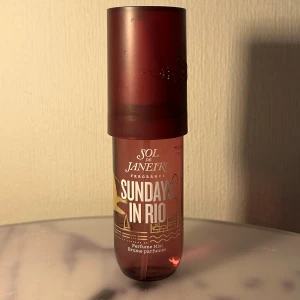 Sol de Janeiro Sundays in Rio - 🌸SÅLD🌸 Sol de Janiro’s nya Perfume Mist med en höstig tropisk vibe. Endast provad ett fåtal gånger. Se kvarvarande volym på bild 2. 