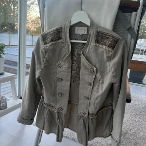 Ljusgrön jacka - Super cool unik ljusgrön jacka med volan nertill och brodyr på ryggen. Perfekt till höst och vår eller att ha inne på vintern🙌🏼 Väldigt bra skick, inga defekter. 