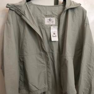 Helt ny jacka! - Helt ny jacka från Cubus, grå olivgrön. Som ni ser den är helt oanvänd. Och där ser ni ursprungliga priset. Så skön material, passar perfekt till hösten. Anledningen till varför jag säljer den är att den är lite för kort på mig och jag gillar längre jackor. Skriv om ni vill se den på!