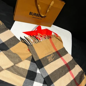 Burberry beige scarf - New womens burberry scarf. Box a bit damaged