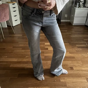 Grå bootcut jeans HM - Säljer ett par grå jeans med bootcut. Väldigt fina men dock lite stora för mig grön HM passar 34-36 storlek🤍