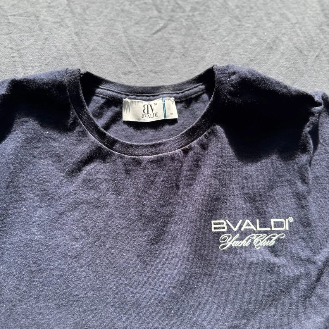 Marinblå Bvaldi Yacht Club t-shirt - 1