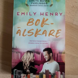 Emily Henry ”Bokälskare” - Den är i bra skicka och har tagits hand om väl