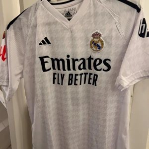 Real Madrid T-shirt  - Helt ny storlek 176 