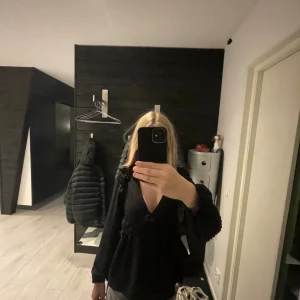 Svart blus från Gina tricot  - Storlek 158-164 blus 