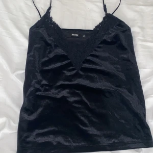 Svart linne - Svart linne med fin kant 