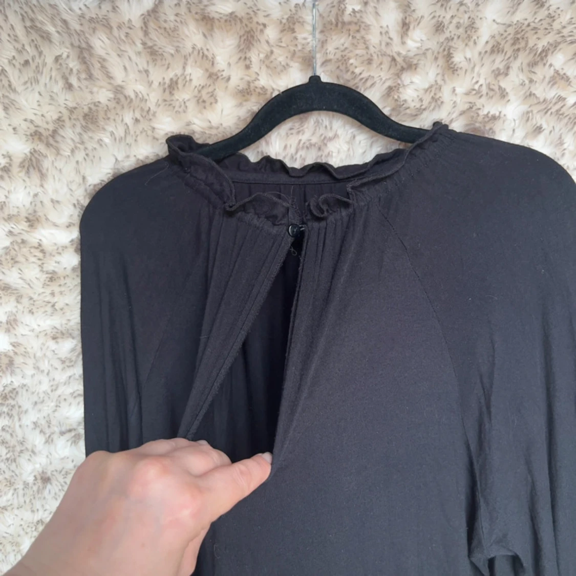 Svart stretchig tröja med vågig hals - 1