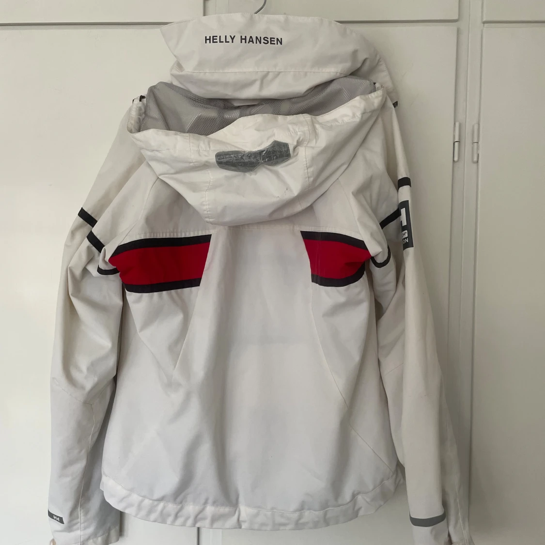 Vit vindjacka Helly Hansen med röd detalj - 1