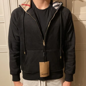 Burberry hoodie - Riktigt fet burberry hoodie i storlek M passar S. Bara att skriva vid frågor eller funderingar!👍📦💥