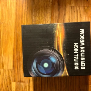 Digital High Definition Webcam - Ny digital HD-webbkamera i originalförpackning. Perfekt för videomöten, streaming eller distansarbete. Levererar skarp bildkvalitet och enkel anslutning via USB. Förpackningen är obruten och produkten  oanvänd .