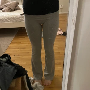 Grå yogapants Gina Tricot - Grå mjukisbyxor från Gina Tricot i storlek XXS. Byxorna har bootcut-modell med lätt utsvängda ben.