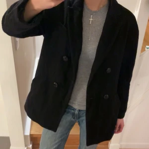 Svart skepparkavaj från Filippa K - Svart dubbelknäppt skepparkavaj från Filippa K i storlek xs. Sömmen på ena ytterfickan har gått sönder men är inget som märks vid användning o är lätt att laga. Skriv om du har några frågor💕