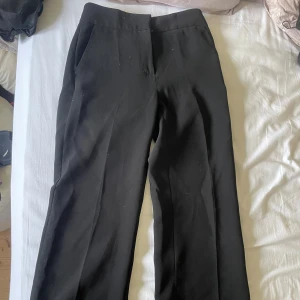 Svarta kostymbyxor från H&M, stl 34 - Klassiska svarta kostymbyxor från H&M i storlek 34.